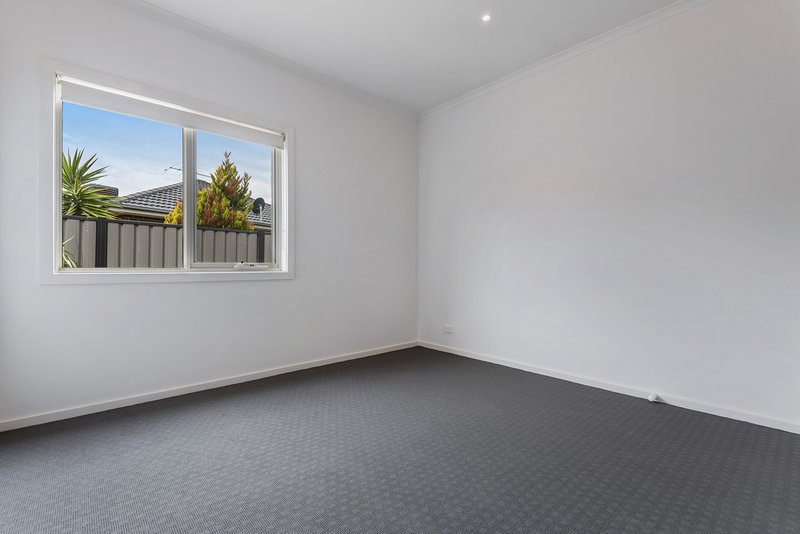Photo - 25 Highbury Circuit, Craigieburn VIC 3064 - Image 8