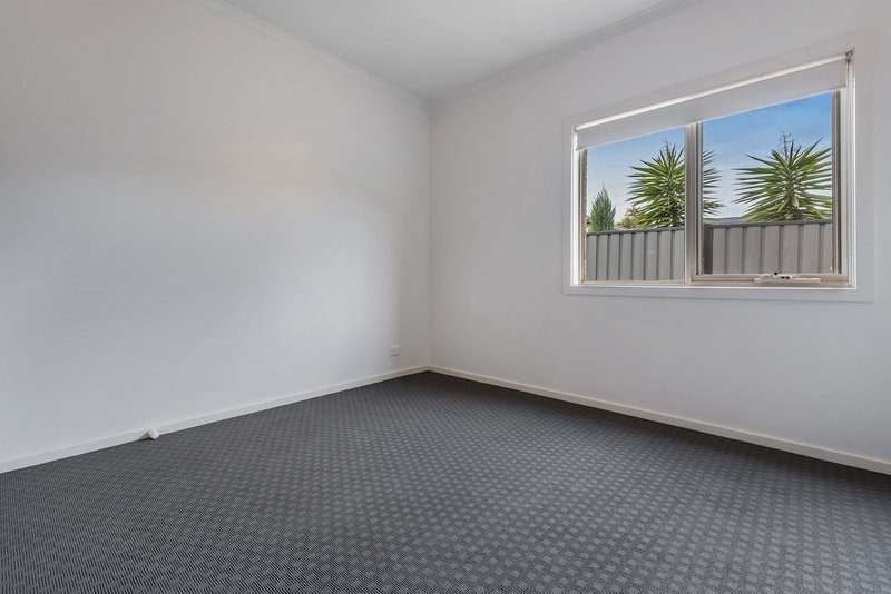 Photo - 25 Highbury Circuit, Craigieburn VIC 3064 - Image 9