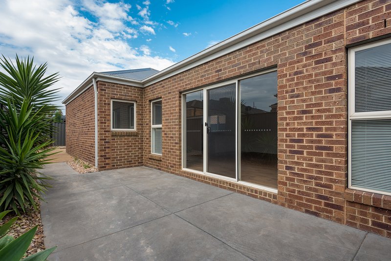 Photo - 25 Highbury Circuit, Craigieburn VIC 3064 - Image 10