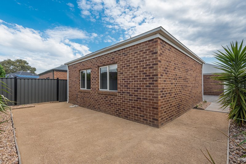 Photo - 25 Highbury Circuit, Craigieburn VIC 3064 - Image 11