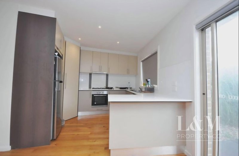 Photo - 2/5 Hilton Street, Craigieburn VIC 3064 - Image 2