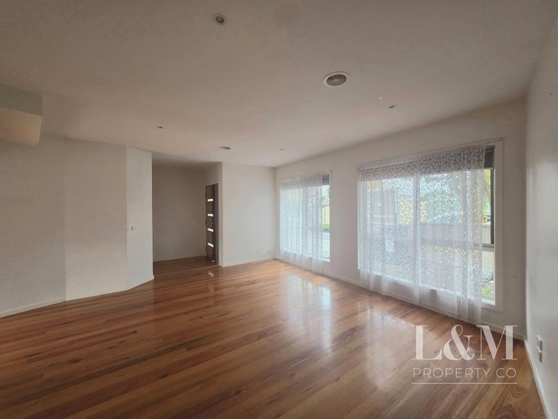 Photo - 2/5 Hilton Street, Craigieburn VIC 3064 - Image 3