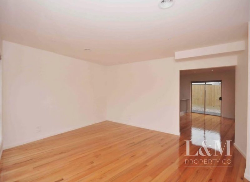 Photo - 2/5 Hilton Street, Craigieburn VIC 3064 - Image 4