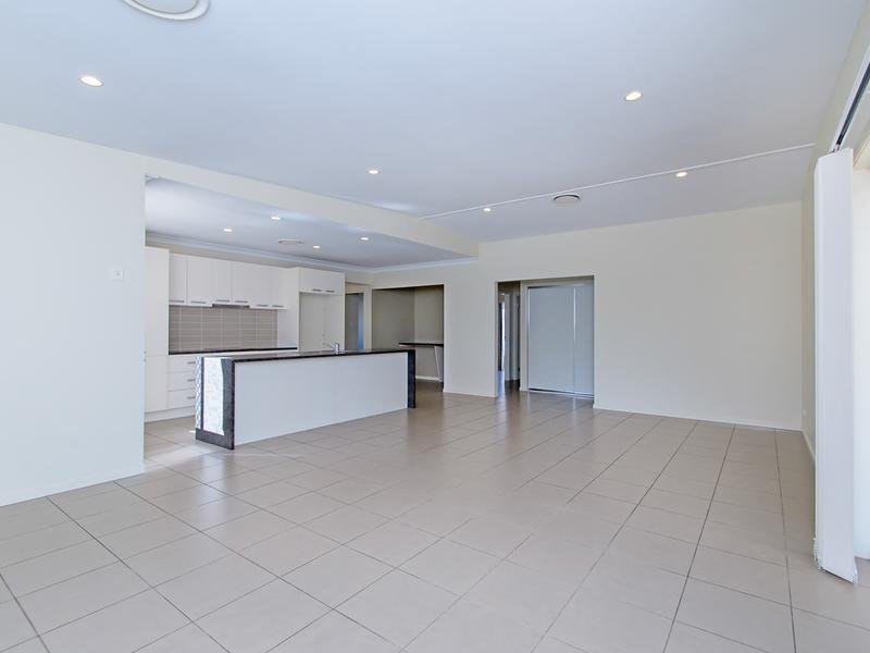 Photo - 25 Holterman Crescent, Redbank Plains QLD 4301 - Image 3