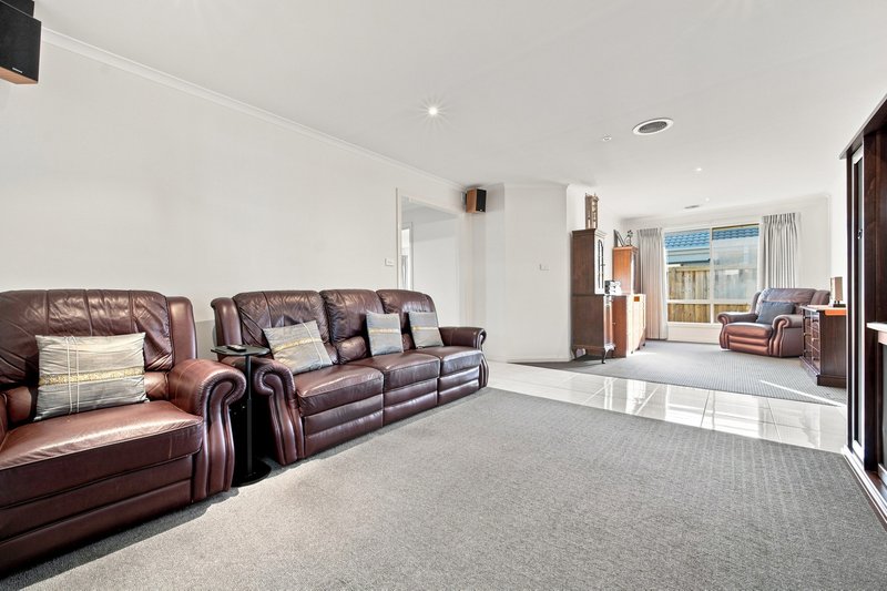 Photo - 25 Honey Myrtle Way, Cranbourne VIC 3977 - Image 3