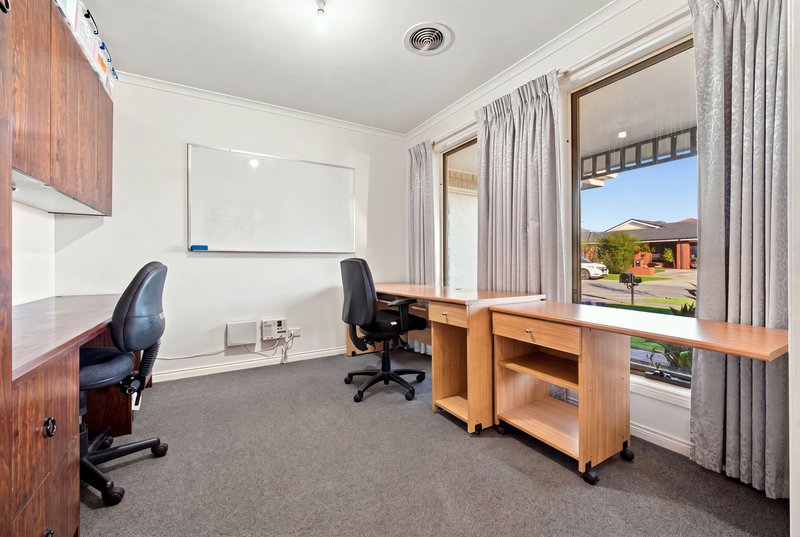 Photo - 25 Honey Myrtle Way, Cranbourne VIC 3977 - Image 5
