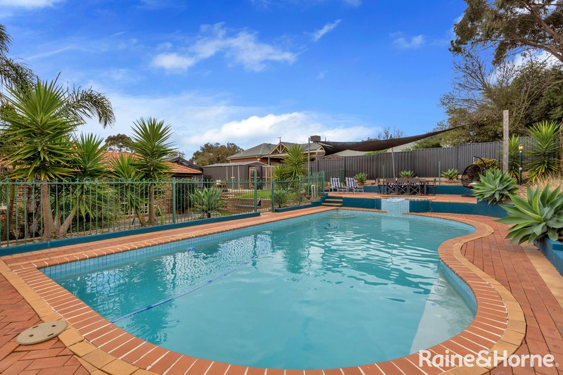 Photo - 25 Hopbush Avenue, Sunbury VIC 3429 - Image 5