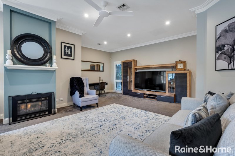 Photo - 25 Hopbush Avenue, Sunbury VIC 3429 - Image 9