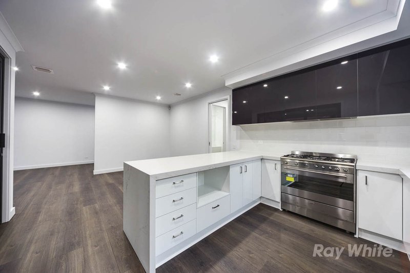 Photo - 2/5 Howell Drive, Mount Waverley VIC 3149 - Image 2