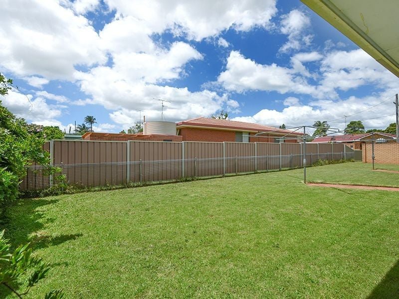 Photo - 2/5 Kingsford Smith Drive, Wilsonton QLD 4350 - Image 3