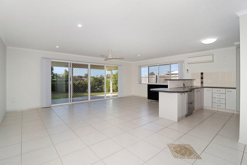 Photo - 2/5 Kinross Court, Kawungan QLD 4655 - Image 11