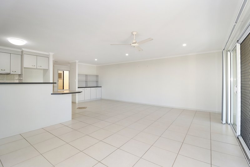 Photo - 2/5 Kinross Court, Kawungan QLD 4655 - Image 12