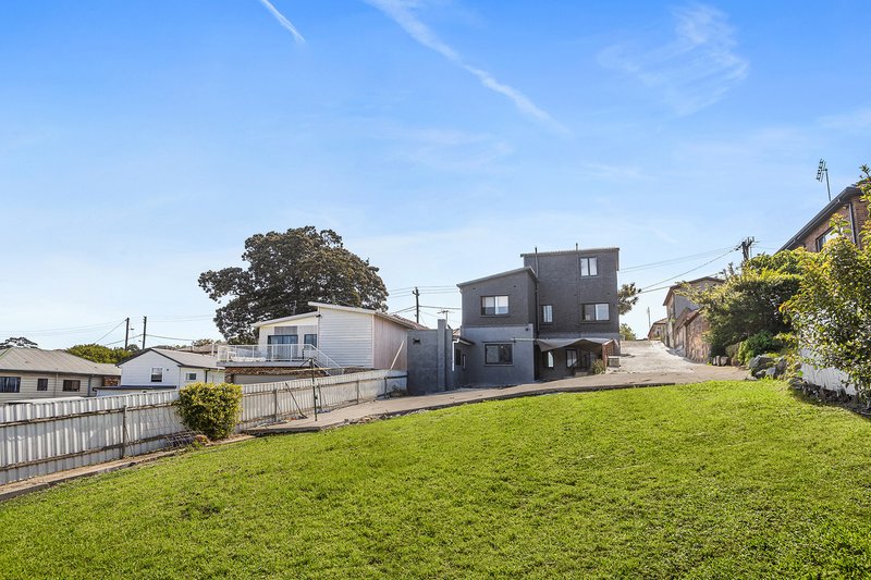 Photo - 25 Lake Heights Road, Lake Heights NSW 2502 - Image 2