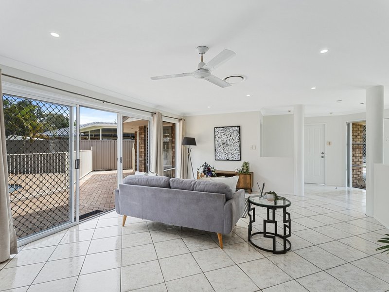 Photo - 25 Lakeshore Drive, Helensvale QLD 4212 - Image 4