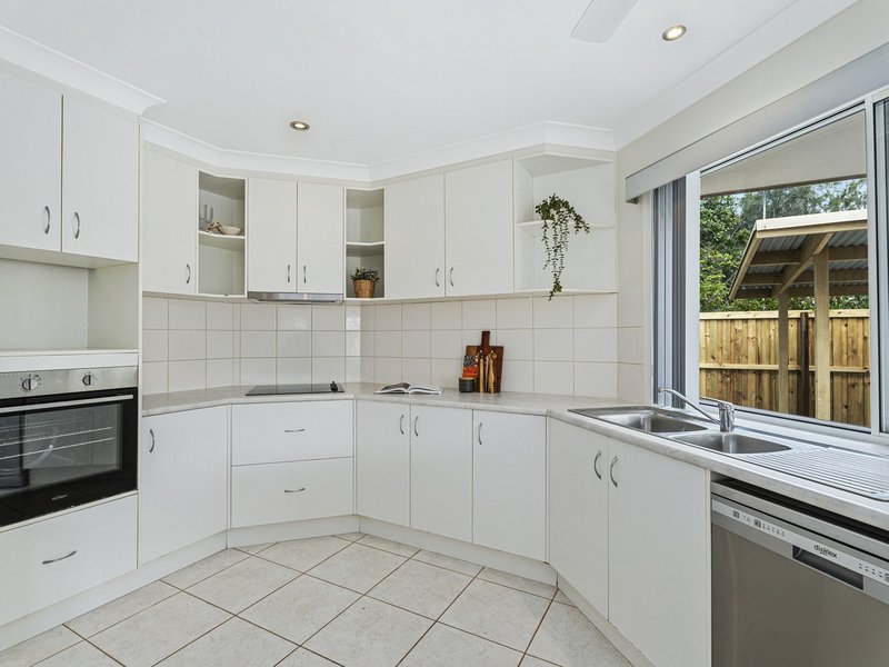 Photo - 25 Lakeshore Drive, Helensvale QLD 4212 - Image 9