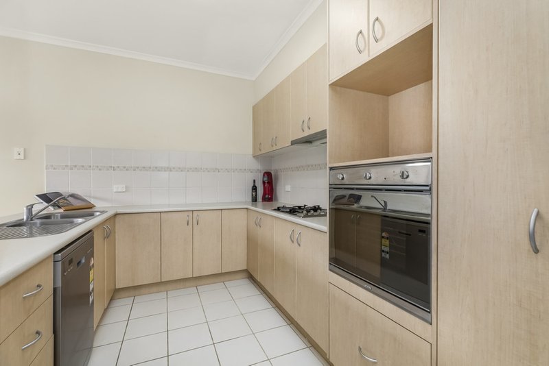 Photo - 25 Larkspur Circuit, Glen Waverley VIC 3150 - Image 3