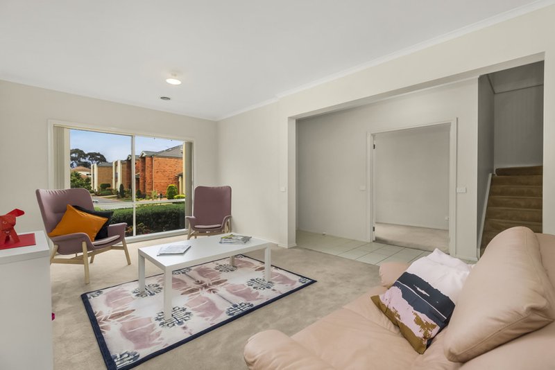 Photo - 25 Larkspur Circuit, Glen Waverley VIC 3150 - Image 4