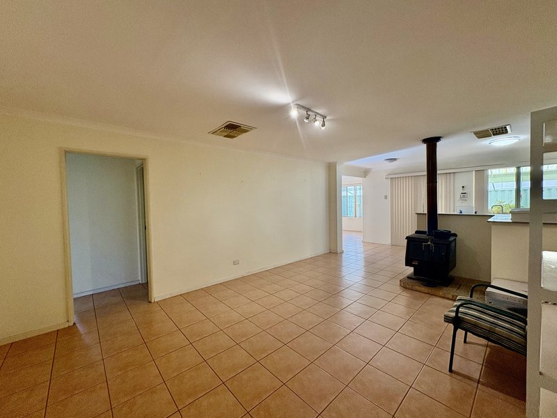 Photo - 25 Larkspur Place, Thornlie WA 6108 - Image 5