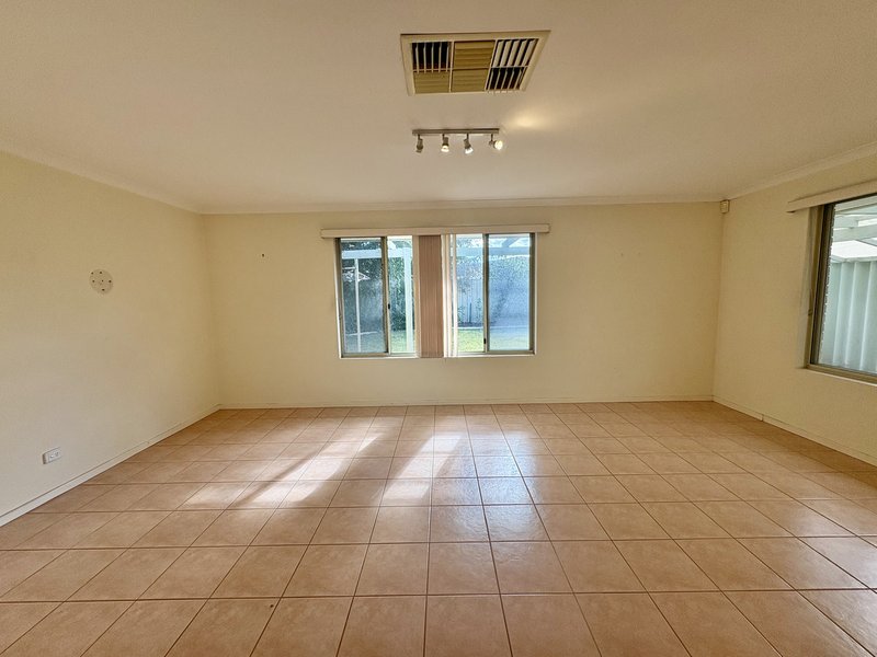 Photo - 25 Larkspur Place, Thornlie WA 6108 - Image 9
