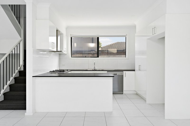 Photo - 2/5 Lorraine Street, Frankston VIC 3199 - Image 3