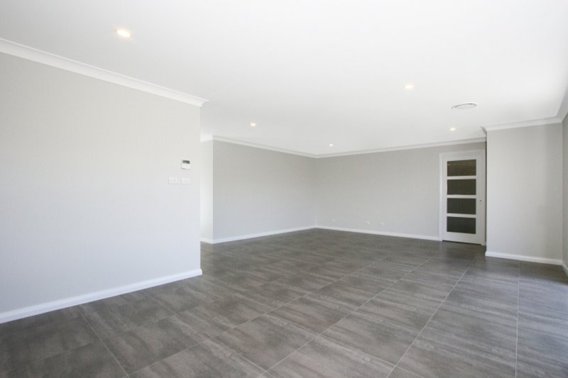 Photo - 2/5 Lucas Close, Goulburn NSW 2580 - Image 3