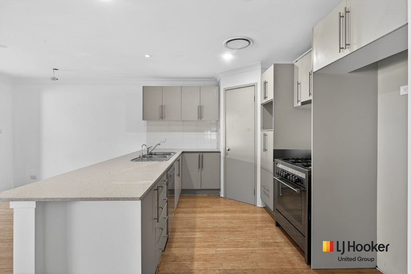 Photo - 25 Magento Place, Prestons NSW 2170 - Image 5