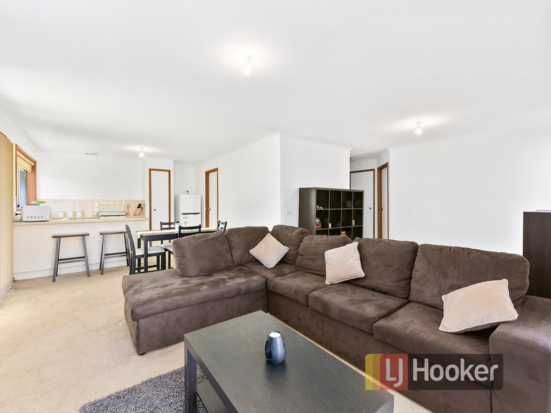 Photo - 2/5 Maureen Close, Cranbourne West VIC 3977 - Image 4