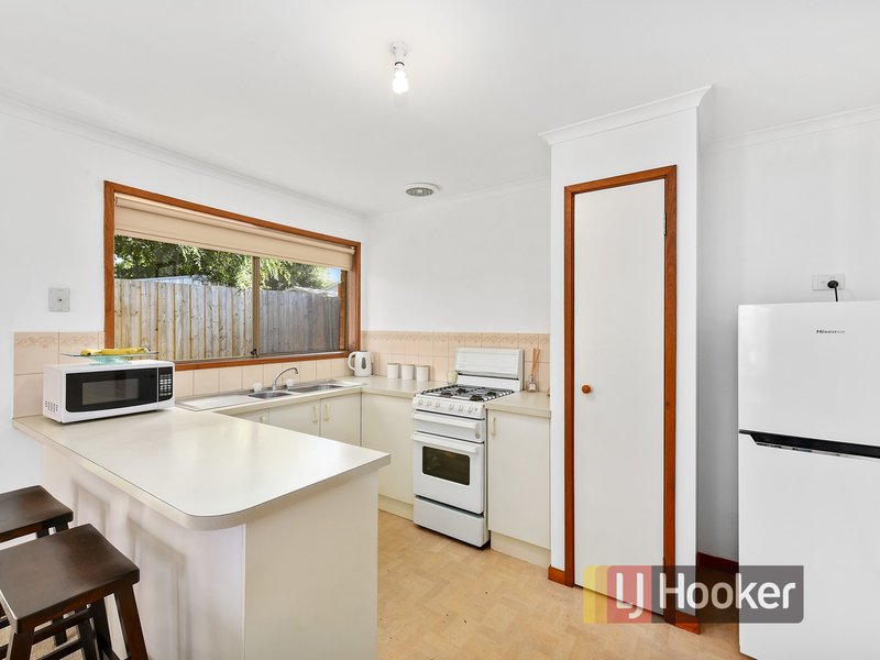 Photo - 2/5 Maureen Close, Cranbourne West VIC 3977 - Image 5