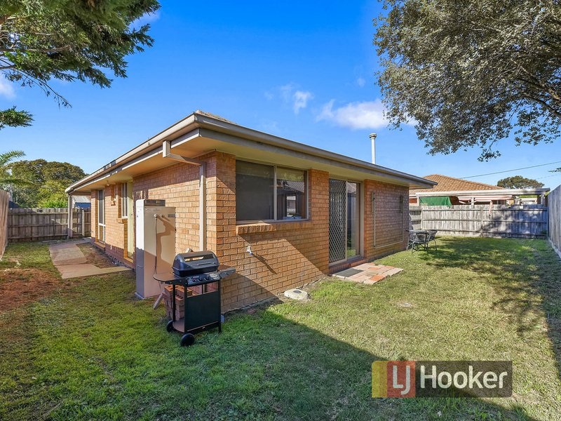 Photo - 2/5 Maureen Close, Cranbourne West VIC 3977 - Image 9