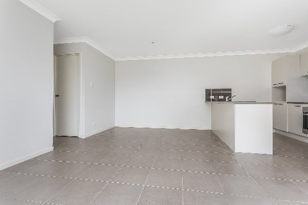 Photo - 2/5 Mayfair Crescent, Kallangur QLD 4503 - Image 7