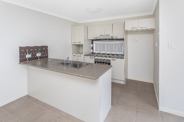 Photo - 2/5 Mayfair Crescent, Kallangur QLD 4503 - Image 8