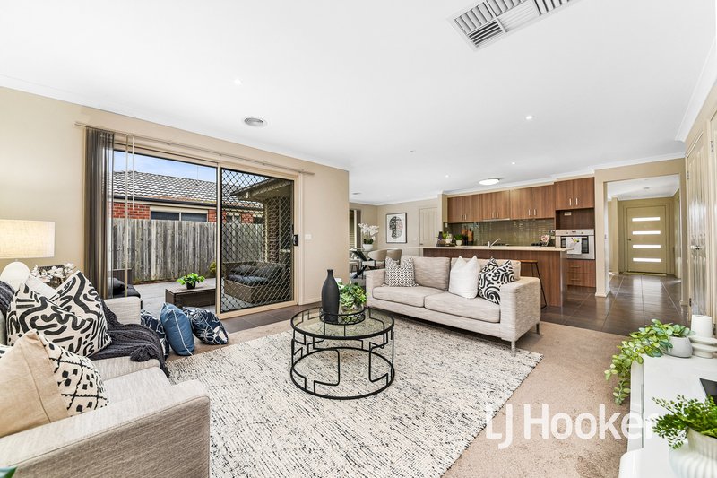 Photo - 25 Melissa Way, Pakenham VIC 3810 - Image 5