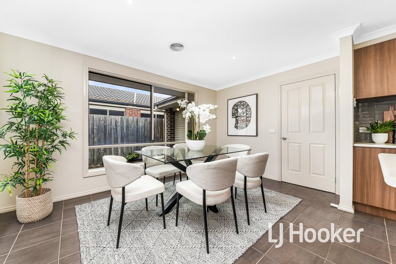 Photo - 25 Melissa Way, Pakenham VIC 3810 - Image 6