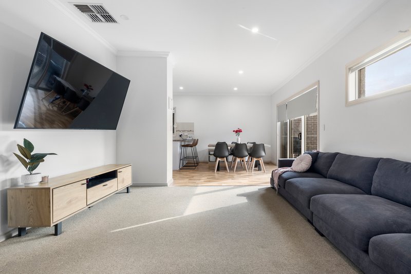 Photo - 2/5 Moana Drive, Mooroolbark VIC 3138 - Image 2