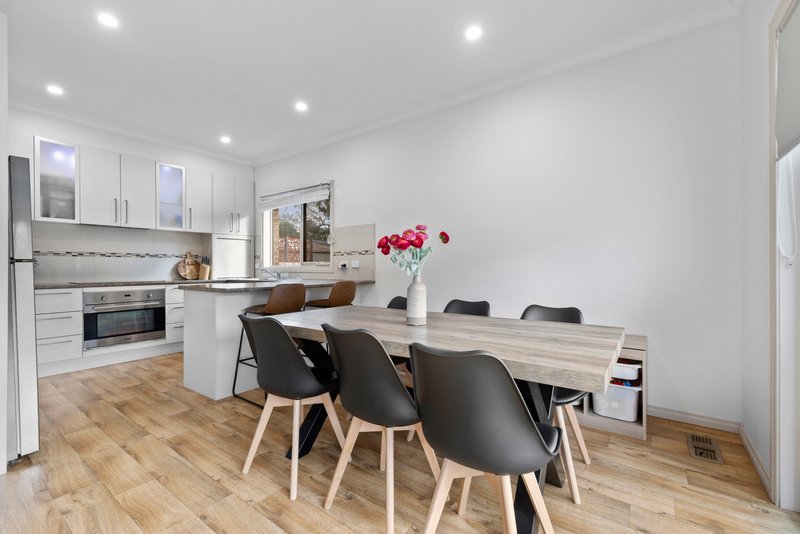 Photo - 2/5 Moana Drive, Mooroolbark VIC 3138 - Image 3