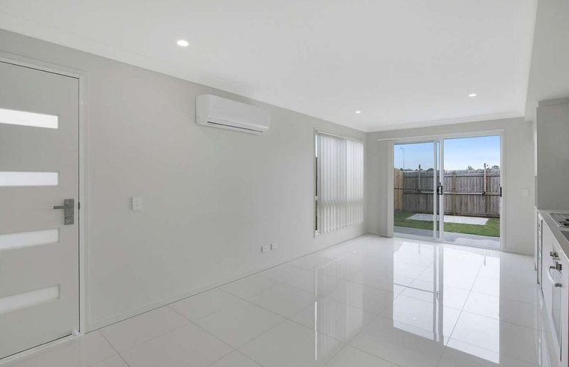 Photo - 2/5 Mount Crosby Street, Park Ridge QLD 4125 - Image 2