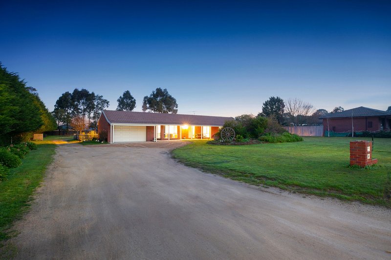 Photo - 25 Newnham Drive, Romsey VIC 3434 - Image 2