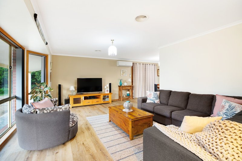 Photo - 25 Newnham Drive, Romsey VIC 3434 - Image 6