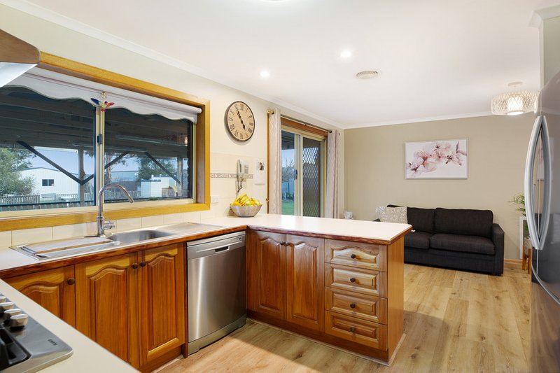 Photo - 25 Newnham Drive, Romsey VIC 3434 - Image 8