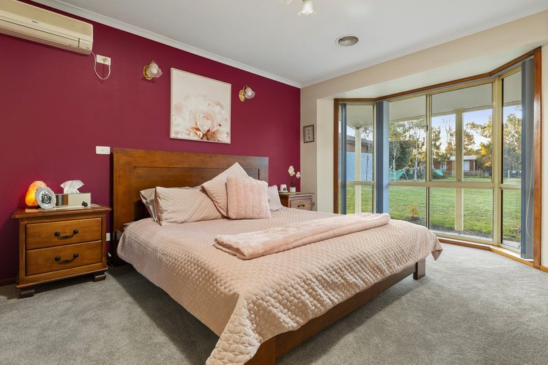 Photo - 25 Newnham Drive, Romsey VIC 3434 - Image 10