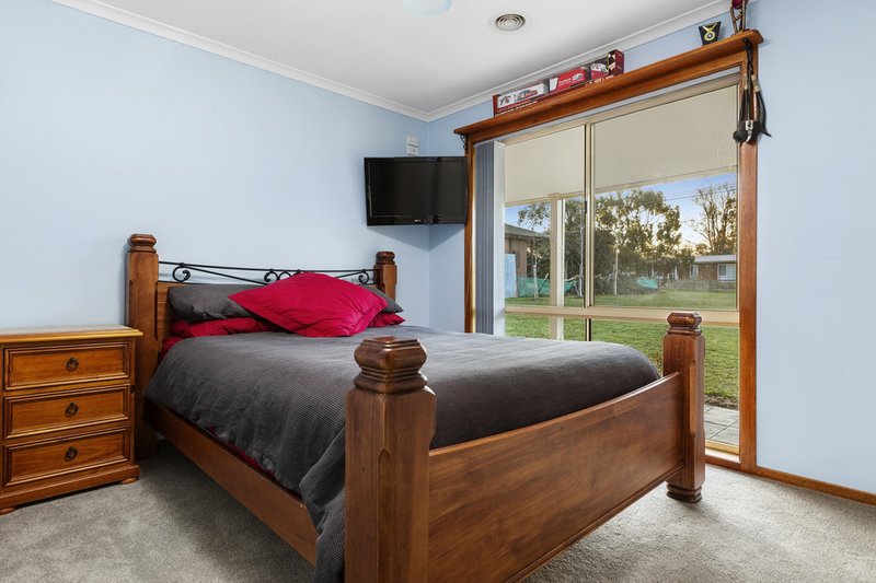 Photo - 25 Newnham Drive, Romsey VIC 3434 - Image 14