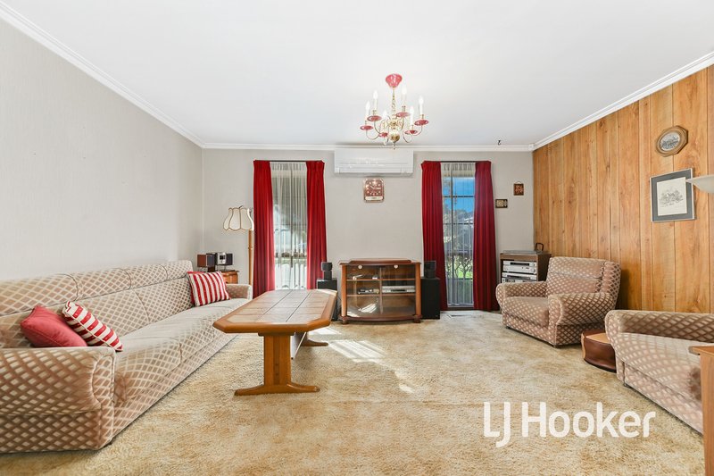 Photo - 25 Oaktree Drive, Hampton Park VIC 3976 - Image 2