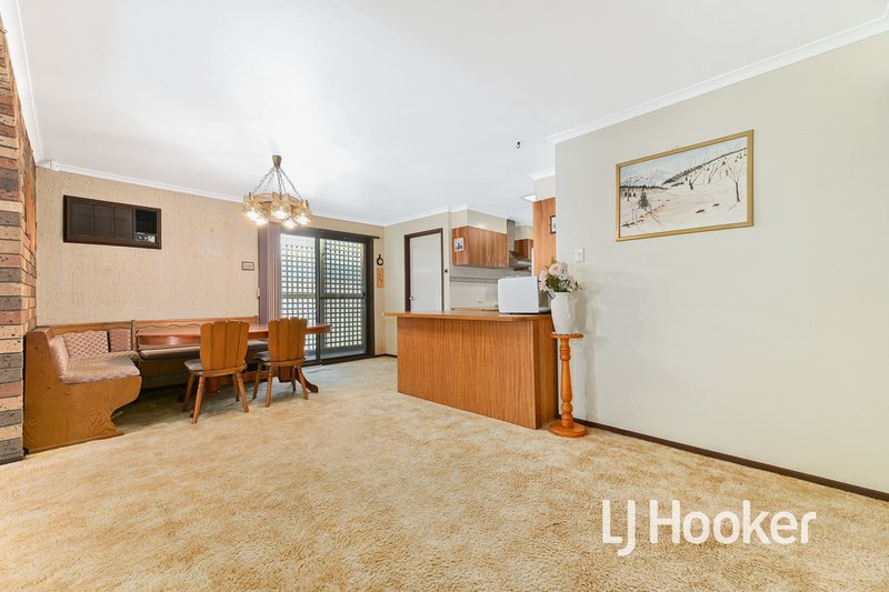 Photo - 25 Oaktree Drive, Hampton Park VIC 3976 - Image 3