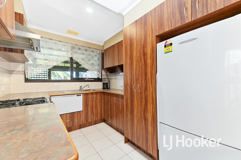 Photo - 25 Oaktree Drive, Hampton Park VIC 3976 - Image 5