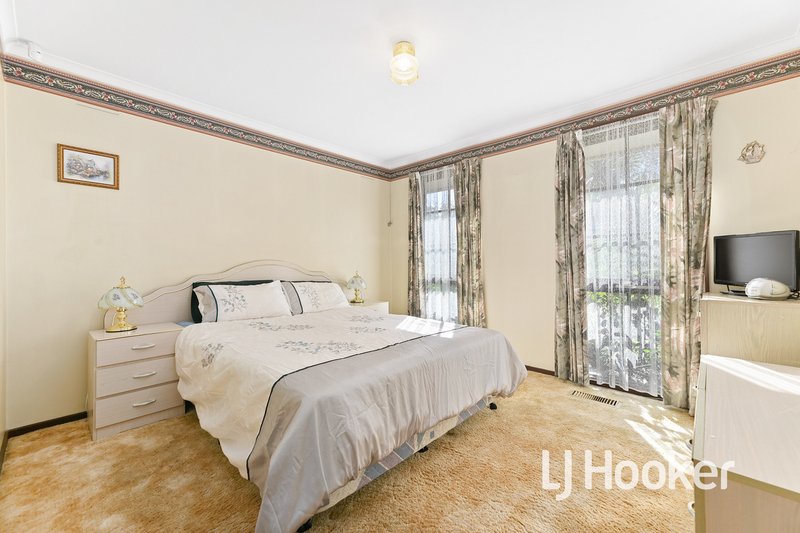 Photo - 25 Oaktree Drive, Hampton Park VIC 3976 - Image 6