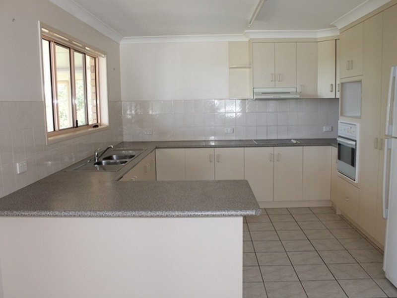 Photo - 25 Pacific Avenue, Tannum Sands QLD 4680 - Image 2