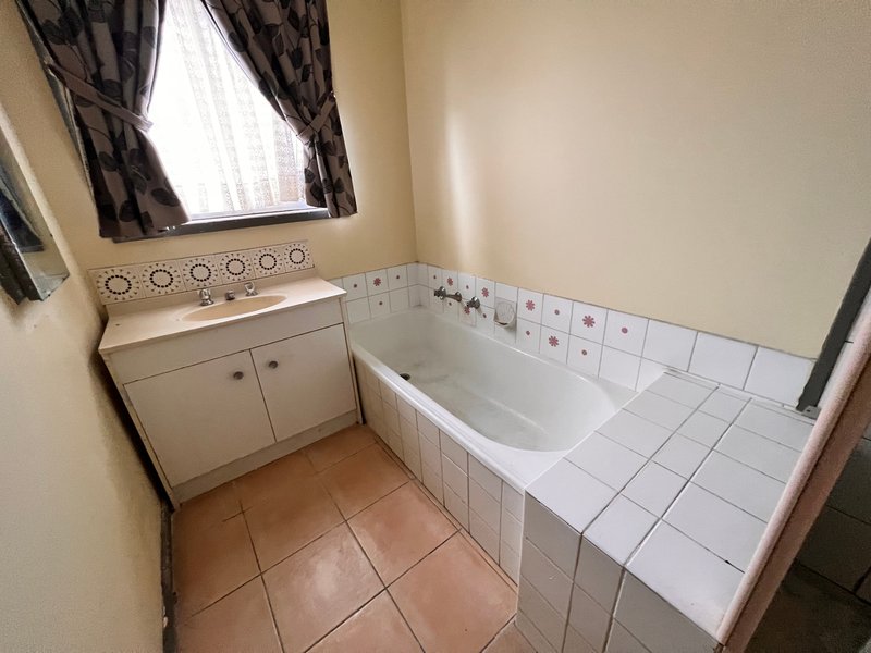 Photo - 25 Pearson Crescent, Coolaroo VIC 3048 - Image 14