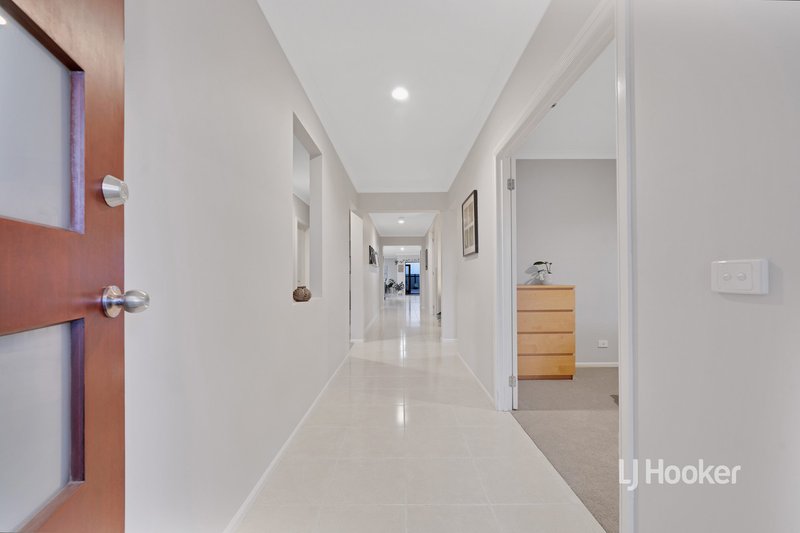 Photo - 25 Peppertree Drive, Point Cook VIC 3030 - Image 4