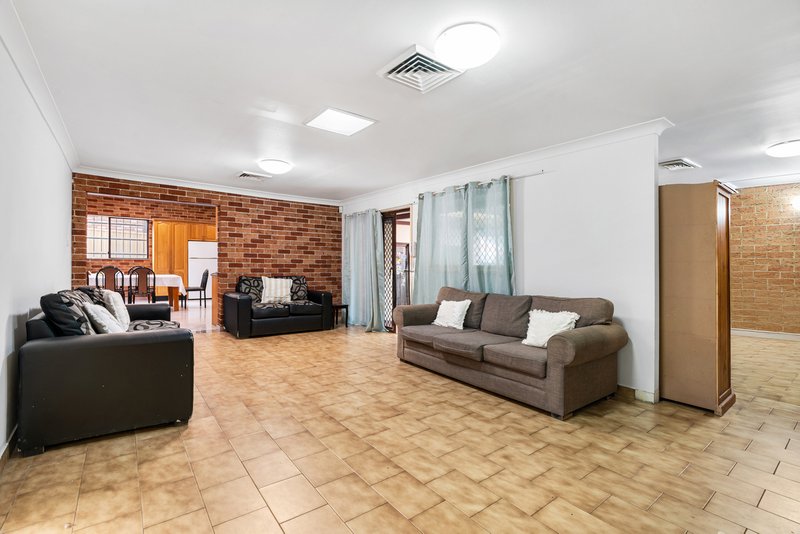 Photo - 25 Restwell Road, Bossley Park NSW 2176 - Image 3