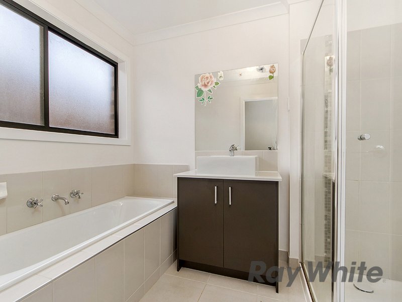 Photo - 25 Riviera Drive, Hillside VIC 3037 - Image 4